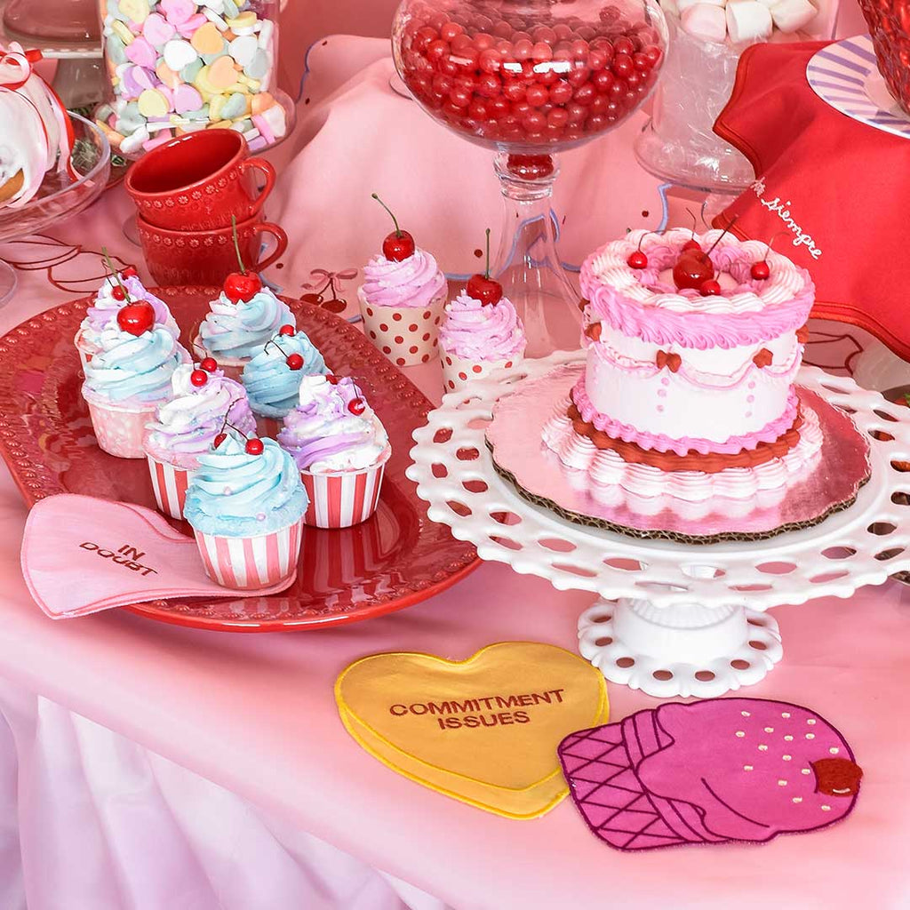 Set Completo de Mantelería con Individuales Sweet de Pastel, Servilletas Cherry en Algodón Rosa y Cocteleras en Lino con Bordado de Cupcake y Helado. Para 4 personas