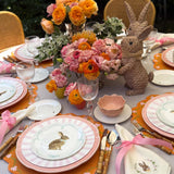 THE EASTER BUNNY ZASHPACK: Set con 4 Individuales Pily en Algodón Naranja con Bordado de Florecitas, 4 Servilletas Easter en Lino Ivory con Bordado de Conejo y 4 Platos para Ensalada con Conejo