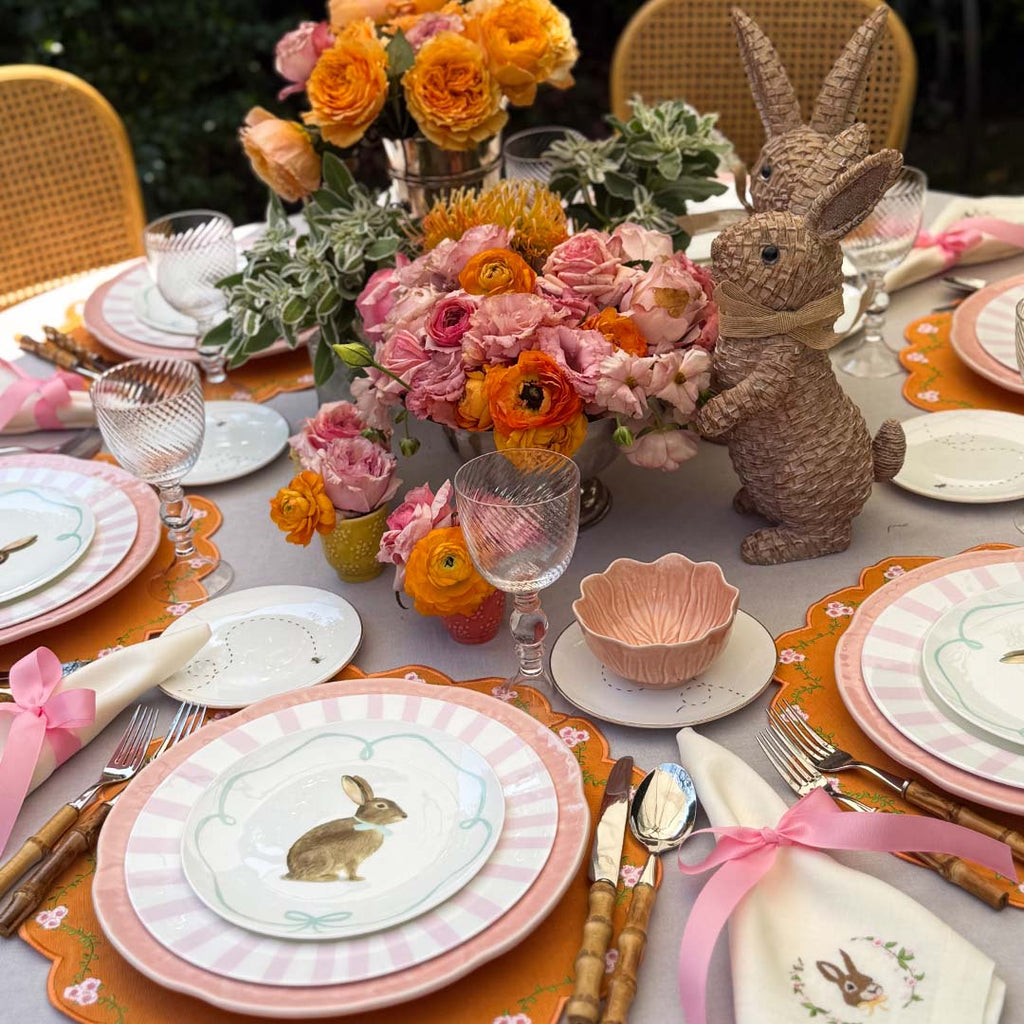 THE EASTER BUNNY ZASHPACK: Set con 4 Individuales Pily en Algodón Naranja con Bordado de Florecitas, 4 Servilletas Easter en Lino Ivory con Bordado de Conejo y 4 Platos para Ensalada con Conejo