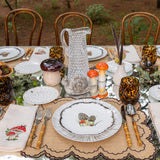 HONGO HARVEST ZASHPACK: Plato para Ensalada con Morilla y Borde de Ondas y Servilleta en Lino Color Crudo con Bordado de Hongos. Set para 4 personas