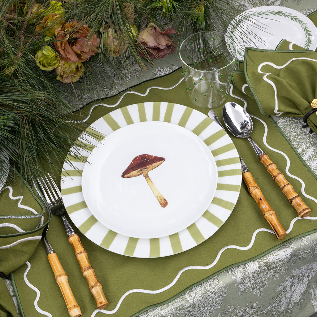 Set de Vajilla con Platos para Ensalada con Hongo y Platos Trinche Candy Cane Verde Olivo. Set para 4 personas