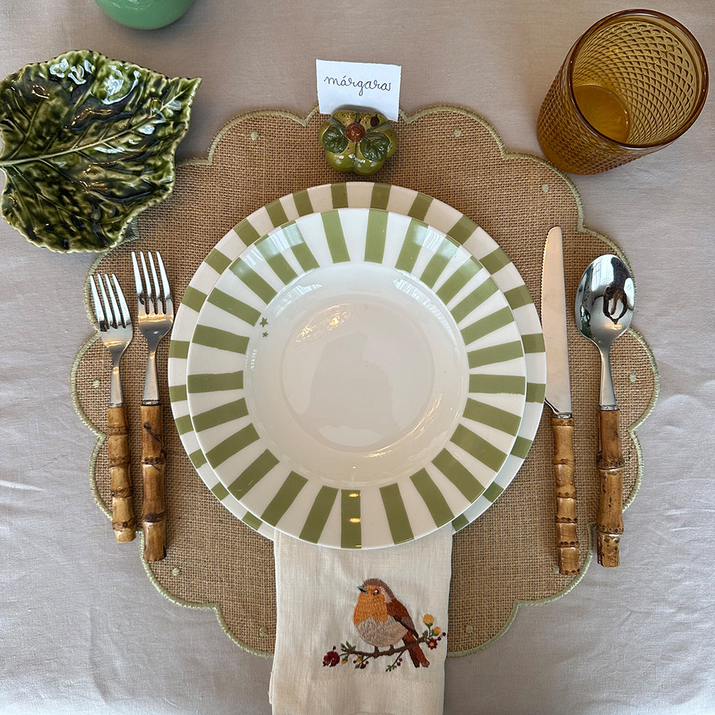 THE PRAIRIE ZASHPACK: Set de Individuales Big Daisy de Yute con Orilla Bordada en Verde , Platos Trinche Candy Cane Verde Olivo y Platos Soperos Candy Cane Verde Olivo. Set para 4 personas