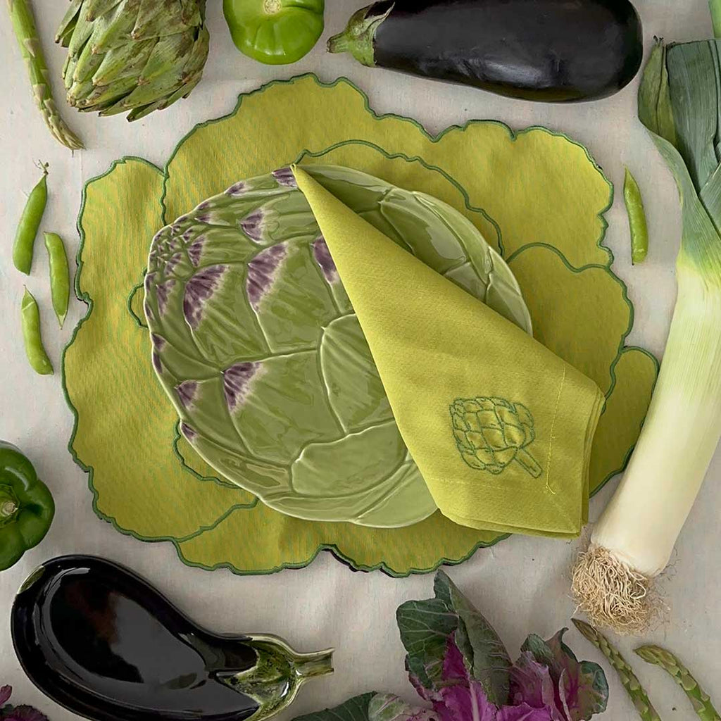 THE GREEN ARTICHOKE ZASHPACK: Set con 4 Servilletas Veggies en Algodón Verde Bordado con Verduras y 4 Platos para Ensalada en Forma de Alcachofa Verde de Bodallo Pinheiro.