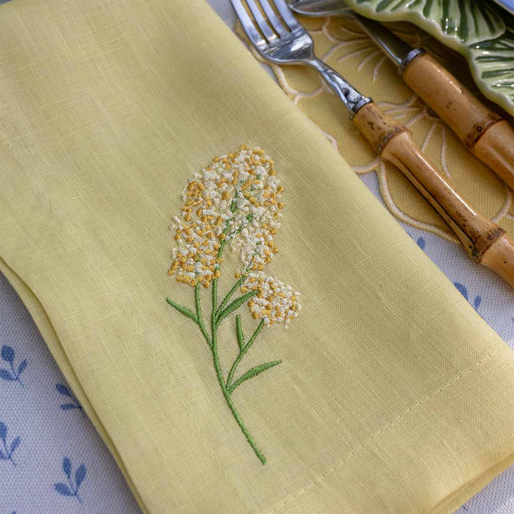 Mantelería Bouquet Amarillo con Individuales en Algodón Bordado de Hortensia y Servilletas en Lino con Bordado de Flor. Set de 4