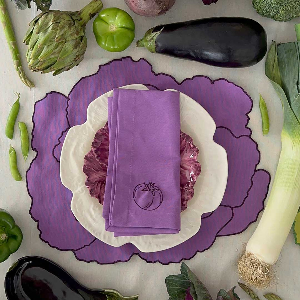 Set de Mantelería con Individuales Veggies en Algodón Morado Bordado de Repollo y Servilletas Veggies en Algodón Morado Bordado con Verduras. Para 4 personas