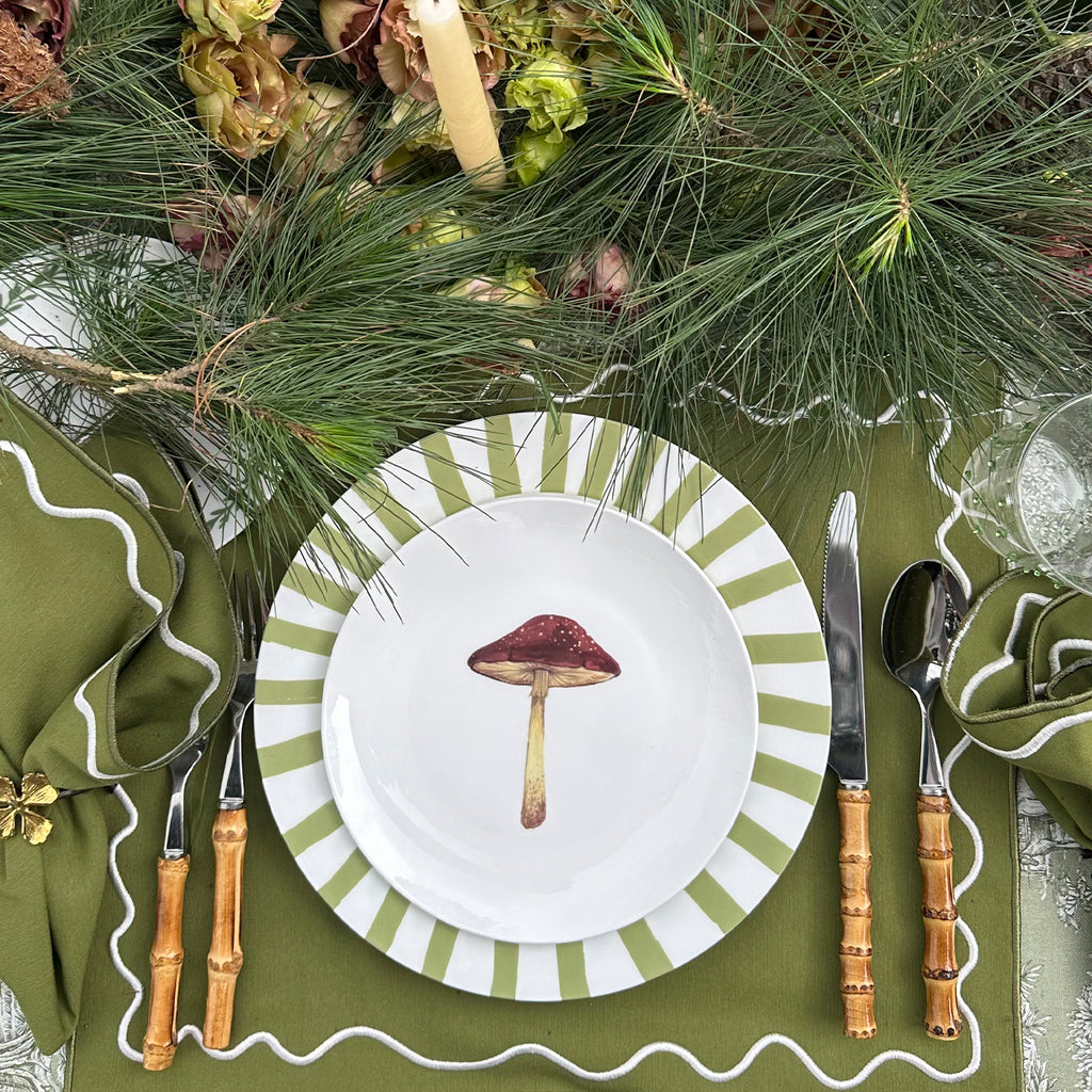 Set de Vajilla con Platos para Ensalada con Hongo y Platos Trinche Candy Cane Verde Olivo. Set para 4 personas