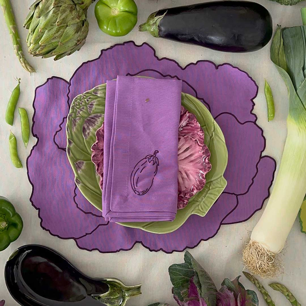 Set de Mantelería con Individuales Veggies en Algodón Morado Bordado de Repollo y Servilletas Veggies en Algodón Morado Bordado con Verduras. Para 4 personas