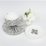 Set Vajilla Culebra en Blanco con 4 Platos Trinche Blancos con Rayas Negras, 4 Bowls Blancos con Rayas Negras y 4 Platos de Ensalada de Culebra. Total 12 piezas