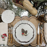 HONGO HARVEST ZASHPACK: Plato para Ensalada con Morilla y Borde de Ondas y Servilleta en Lino Color Crudo con Bordado de Hongos. Set para 4 personas