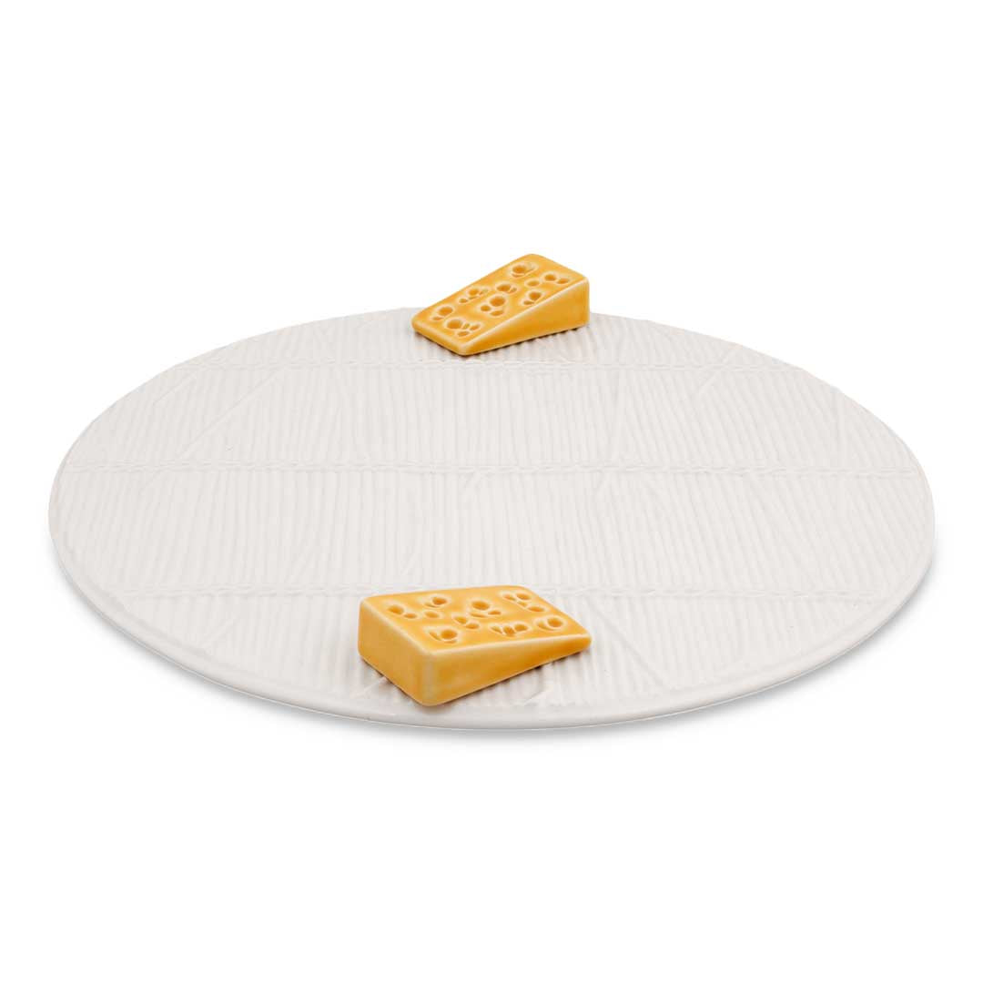 Quesera redonda blanca con quesitos de cerámica, marca Bordallo Pinheiro