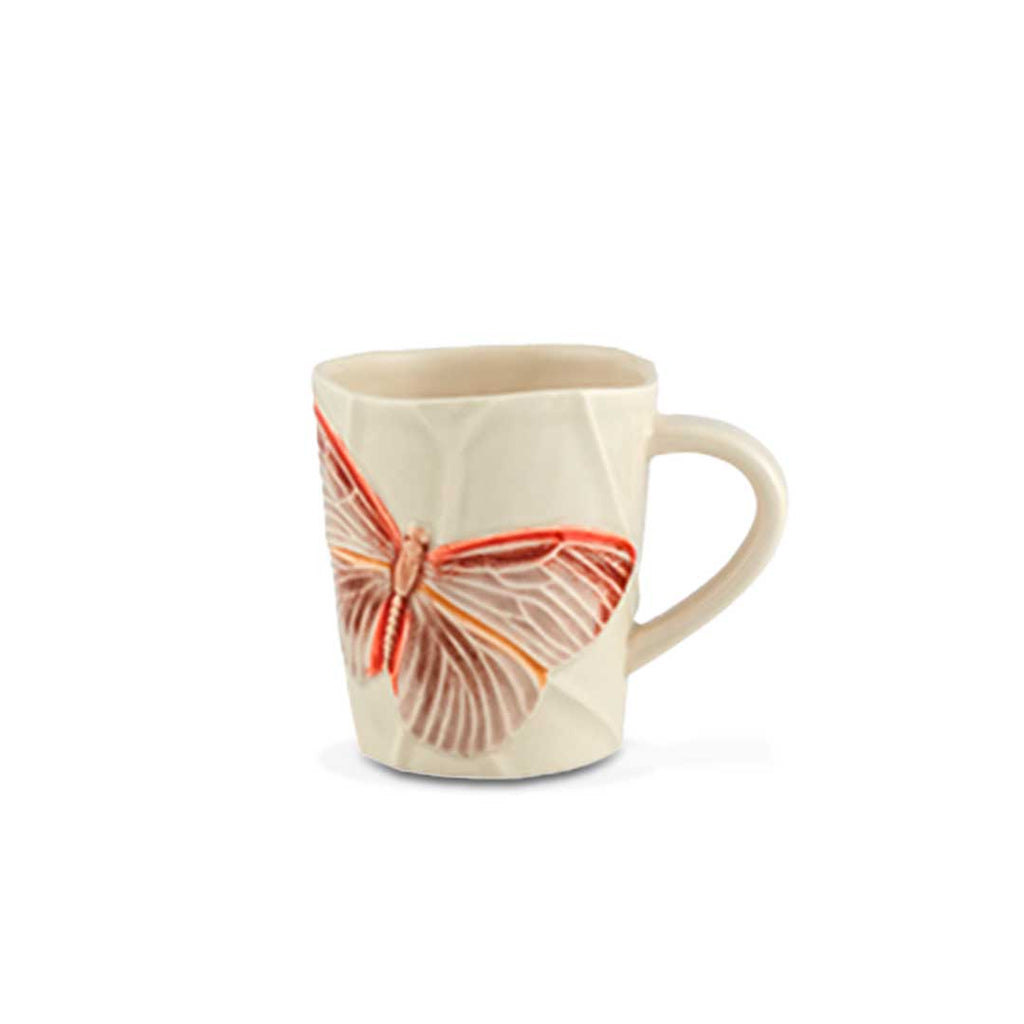 Taza cloudy de cerámica beige con mariposas naranjas, marca Bordallo Pinheiro