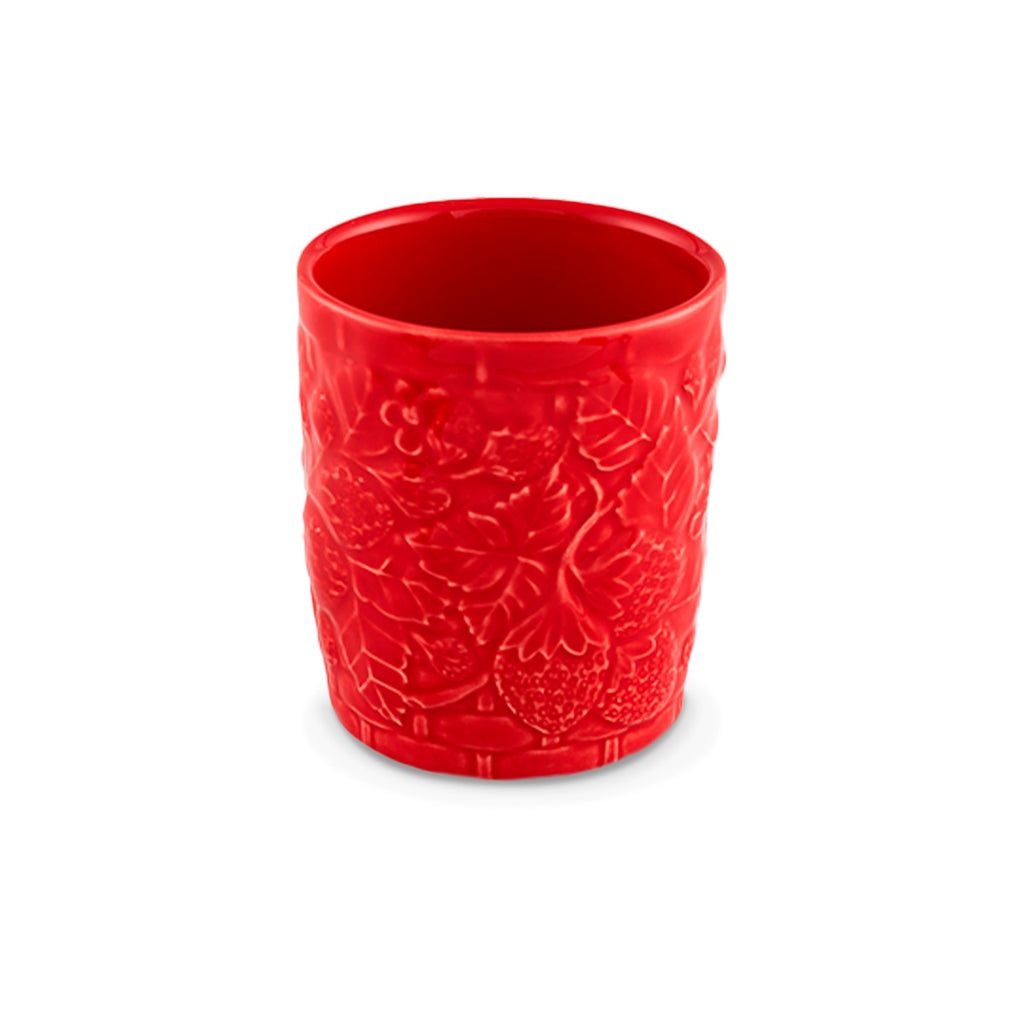 Vaso de agua bajo de cerámica rojo con decoración de fresas, de la colección Carmen de Bordallo Pinheiro