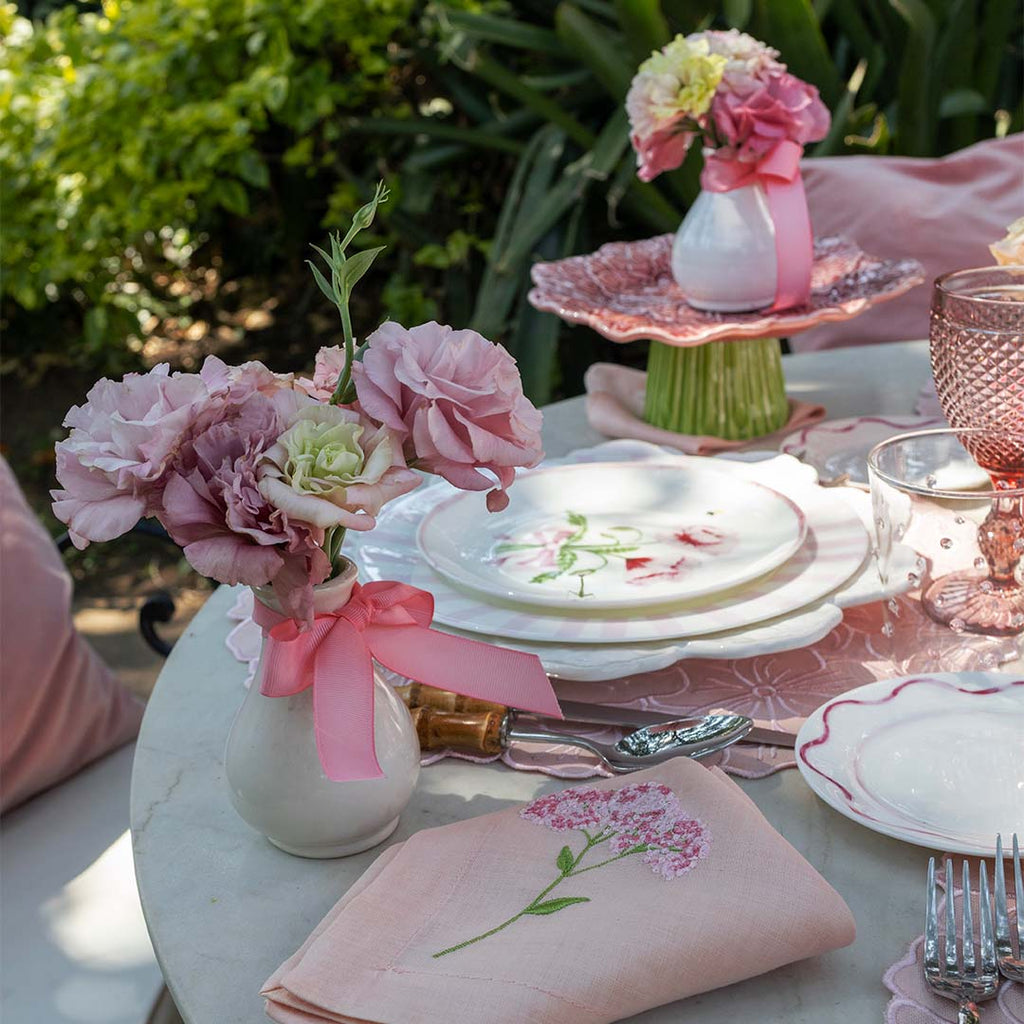 Mantelería Bouquet Rosa con Individuales en Algodón Bordado de Hortensia y Servilletas en Lino con Bordado de Flor. Set de 4