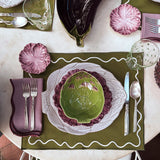 THE RED CABBAGE ZASHPACK: Juego de Mantelería Regina Color Verde Olivo con Ondas en Ivory y Platos Trinche de Repollo Morado. Set para 4 personas.