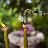 Extintor de Velas en Forma de Flor Campanilla con Bordes Dorados.