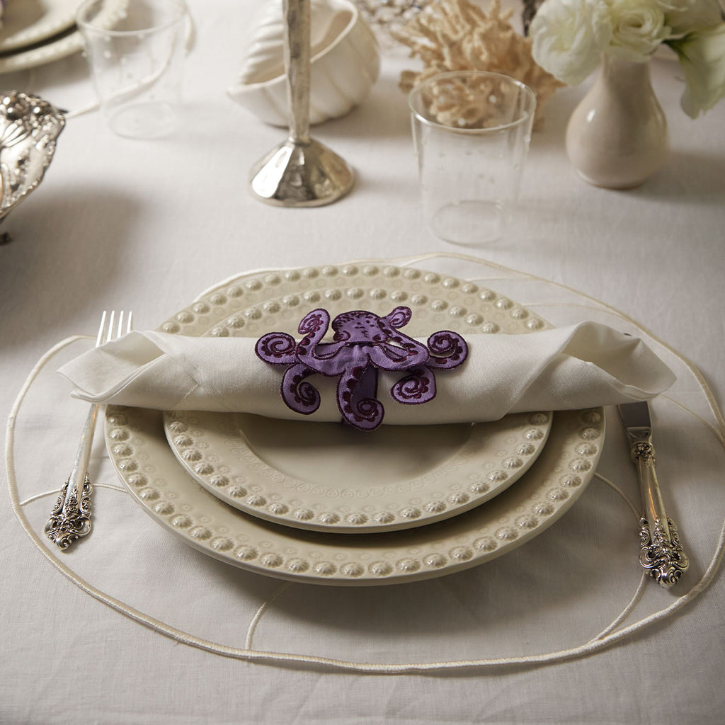 Mantelería La Mar con Individuales Nautilus y Servilletas con Bordado de Coral Ivory en Lino Blanco. Set para 4 personas