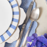 Vajilla con Platos Trinche Candy Cane Azul y Platos para Ensalada con Hortensia. Set para 4 personas
