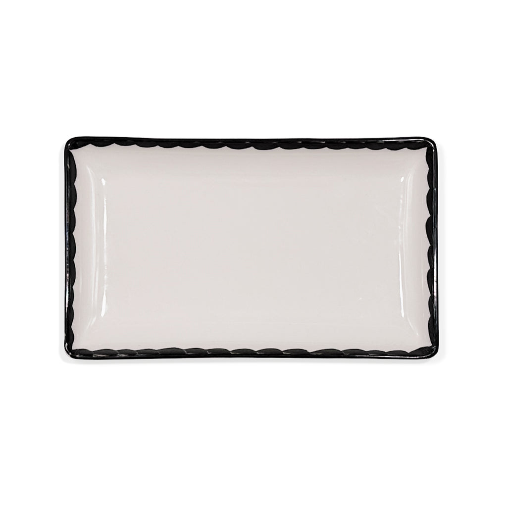 Charola chica rectangular de cerámica blanca con orilla decorada en negro, de Anfora para Zash