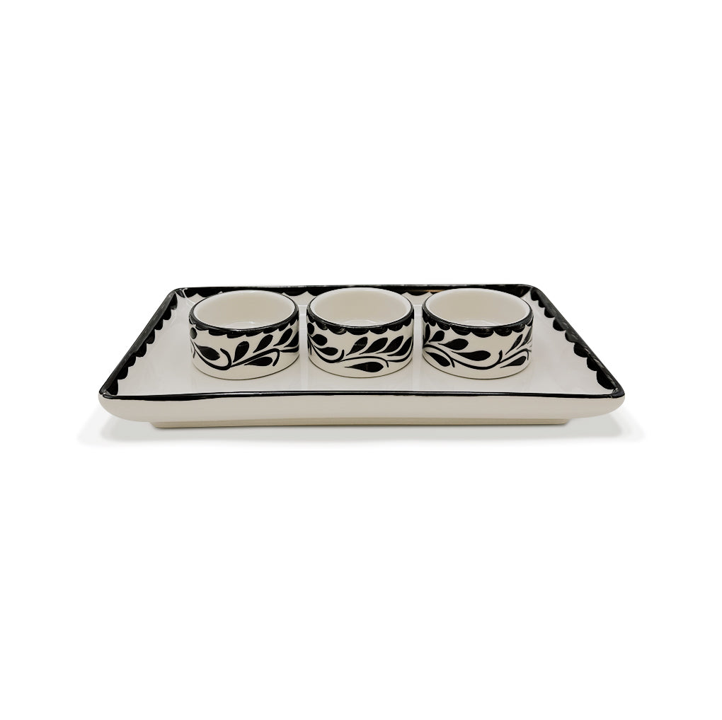 Set para servir salsitas con 3 mini bowls sobre una charola de cerámica en blanco y negro