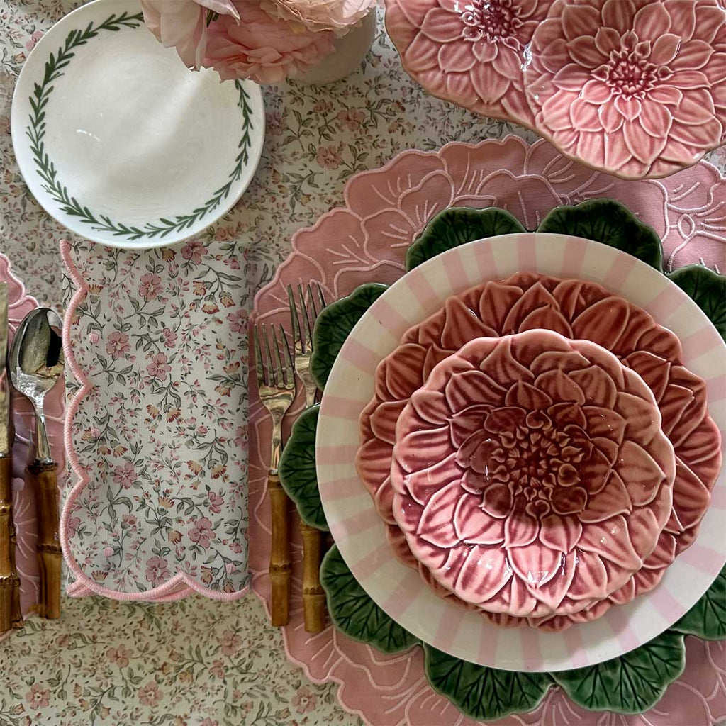 Servilletas Daisy de Algodón con Florecitas Rosa, Set de 4 y 1 Delantal de Florecitas Rosa