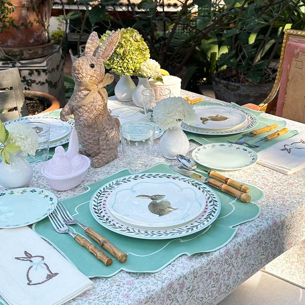 Set de Vajilla Spring Bunny con 4 Platos Trinche con Borde de Flores, 4 Platos para Ensalada con Conejo y 4 platos para Pan con Guirnalda de Flores.