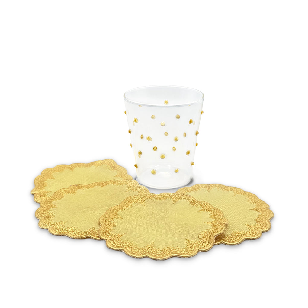 Set con coasters Vivi en lino amarillo con orilla bordada y vasos Pippa con Puntitos Amarillos, marca Zash