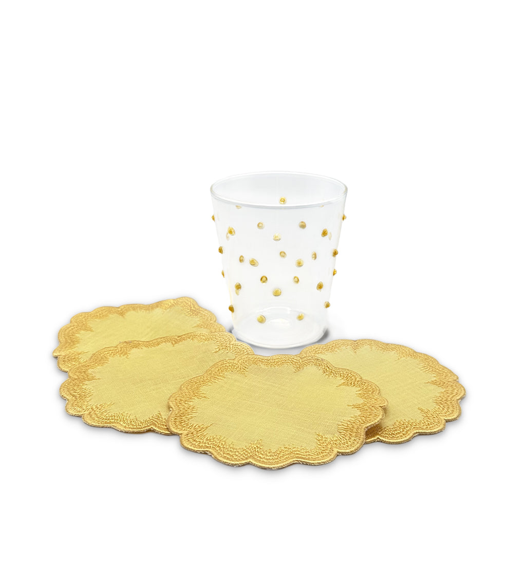 Set con coasters Vivi en lino amarillo con orilla bordada y vasos Pippa con Puntitos Amarillos, marca Zash