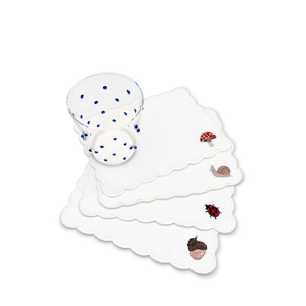 Set con cocteleras de lino blanco con figuras de otoño bordadas, y vasos Pippa con puntitos azules, marca Zash