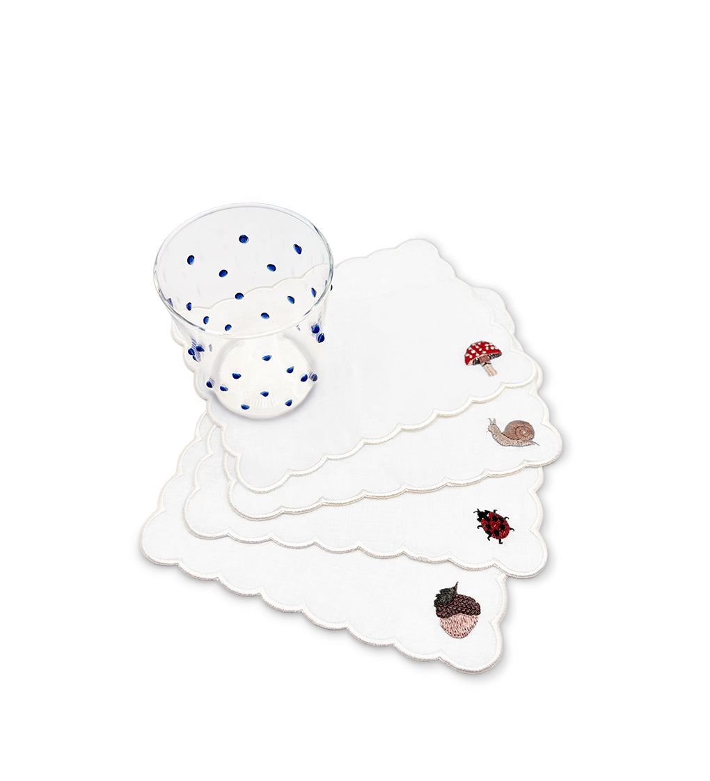 Set con cocteleras de lino blanco con figuras de otoño bordadas, y vasos Pippa con puntitos azules, marca Zash