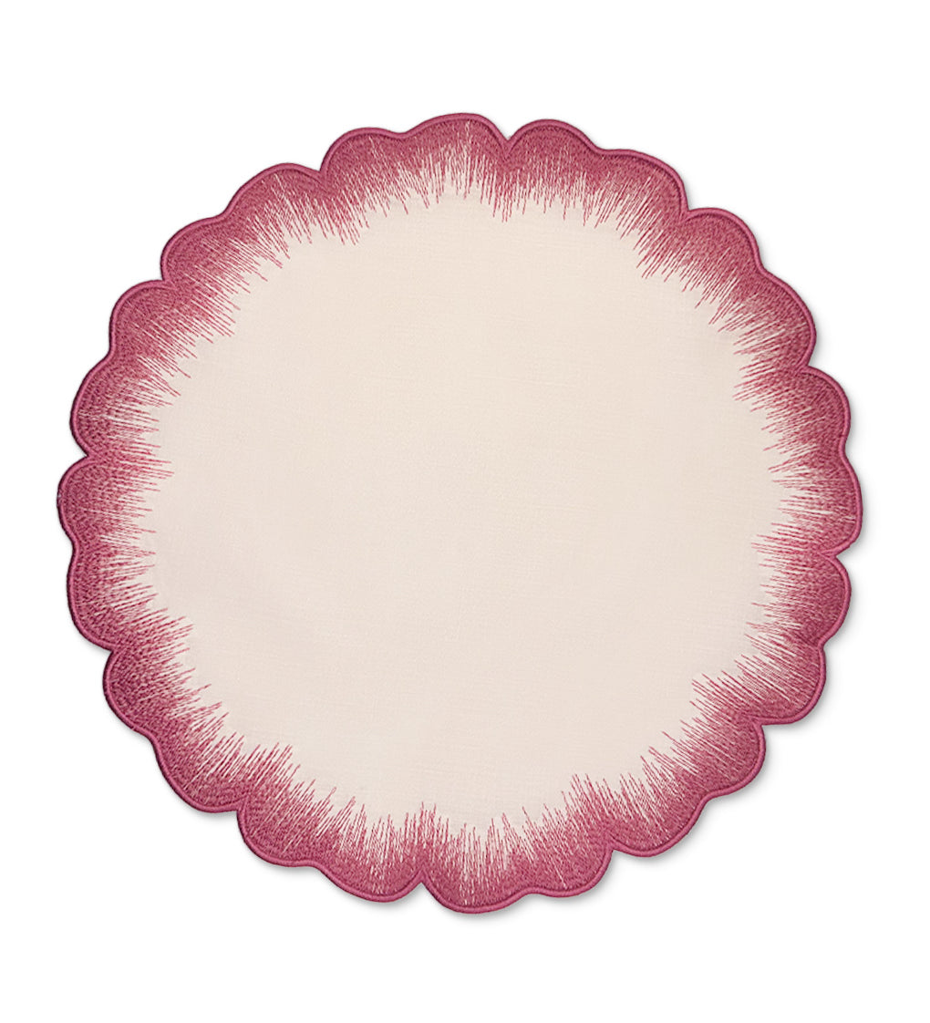 Mantel Individual Vivi en lino rosa con orilla bordada en rosa oscuro con pelitos, marca Zash