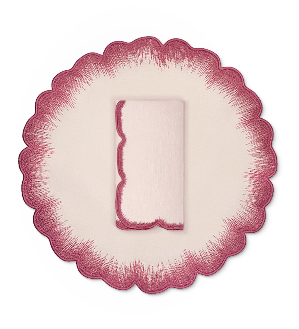 Set de mantelería con individuales y servilleta Vivi en lino rosa con orilla bordada con pelitos rosa oscuro, marca Zash