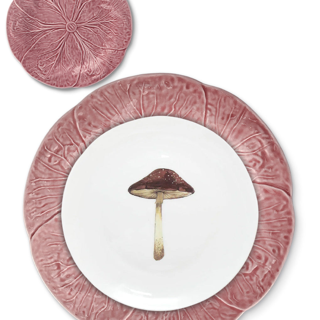 Set de vajilla con platos trinche y platos de pan de cerámica rosa en forma de repollo, y plato de ensalada de porcelana con hongo, marca Zash