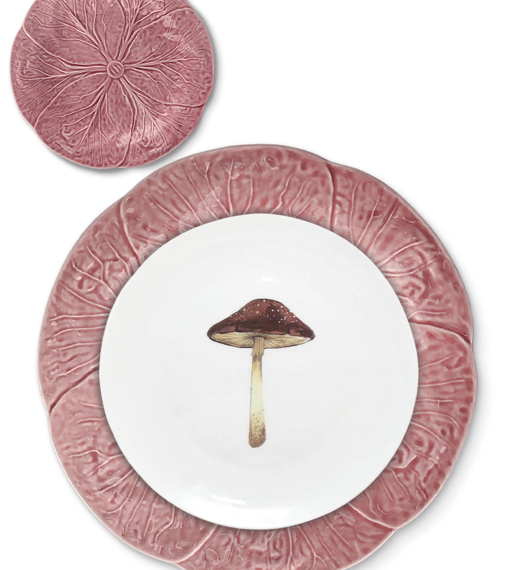 Set de vajilla con platos trinche y platos de pan de cerámica rosa en forma de repollo, y plato de ensalada de porcelana con hongo, marca Zash