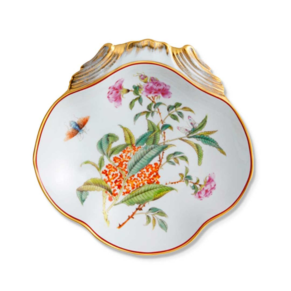 Concha oriental de porcelana con motivos de flores e insectos, de la colección Paco Real de Vista Alegre