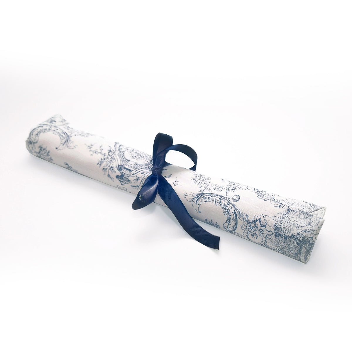 Camino de mesa de algodón blanco con decoración toile en azul rey.