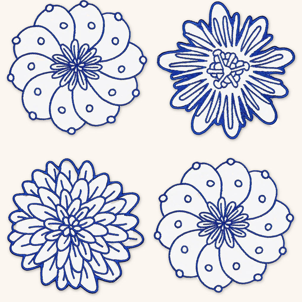 Coasters Identidad en Lino Blanco con Bordado de Biznaga, Pasiflora y Dalia Azules. Set de 4