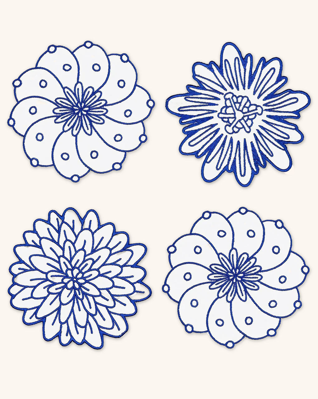 Coasters Identidad en Lino Blanco con Bordado de Biznaga, Pasiflora y Dalia Azules. Set de 4