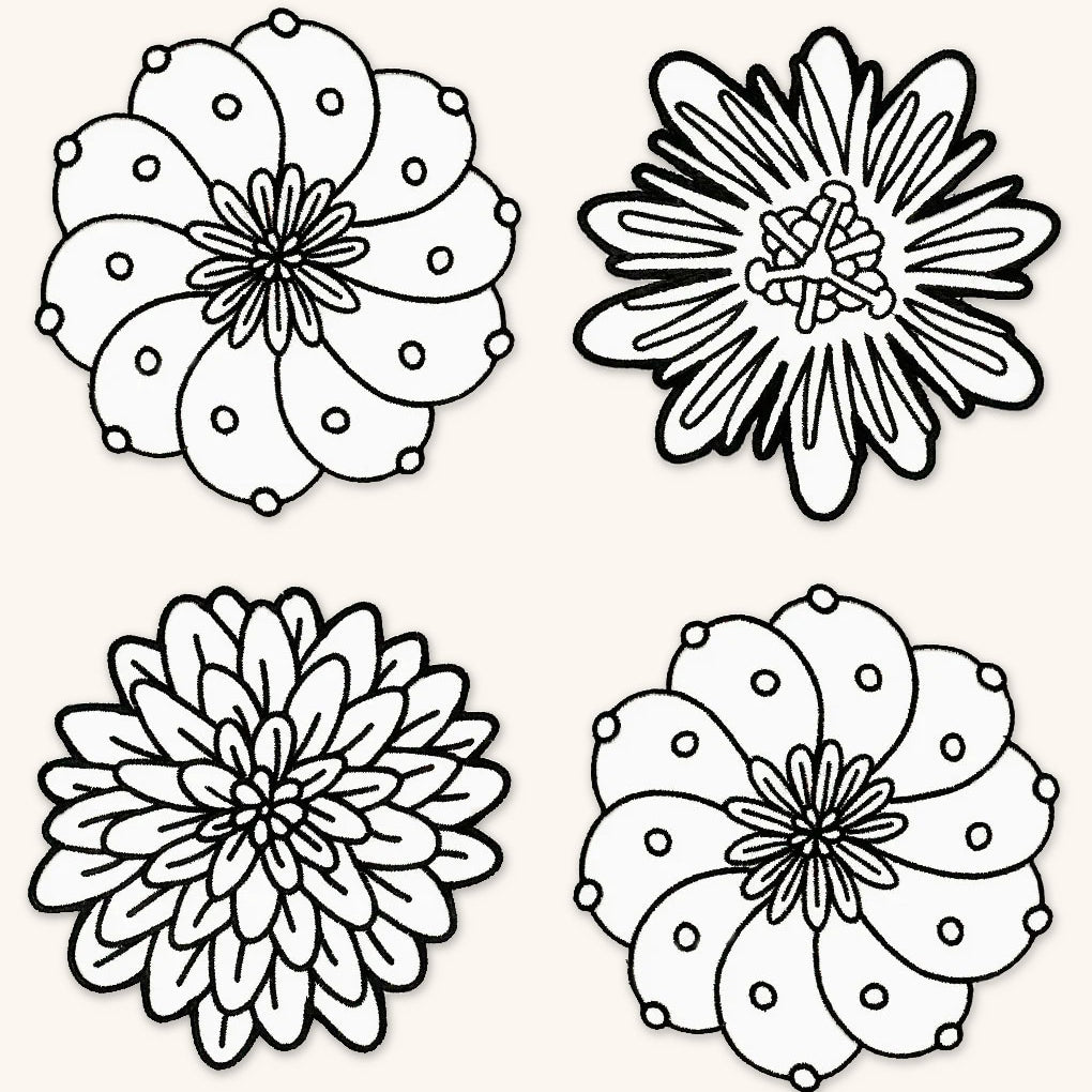 Coasters Identidad en Lino Blanco con Bordado de Biznaga, Pasiflora y Dalia Negras. Set de 4