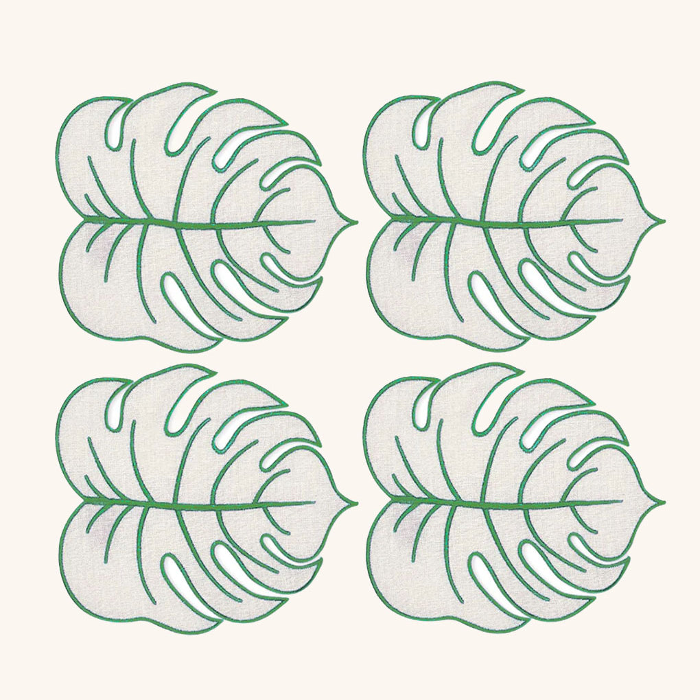 Coctelera Tropic en Forma de Hoja Arena con Orilla Bordada en Verde. Set de 4