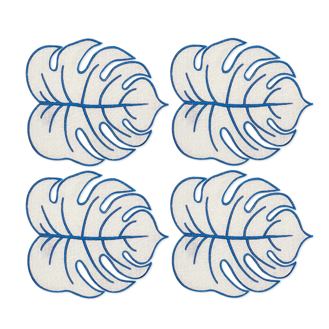 Set con 4 servilletas cocteleras Tropic de lino arena en forma de hoja monstera con orilla bordada en azul, marca Zash