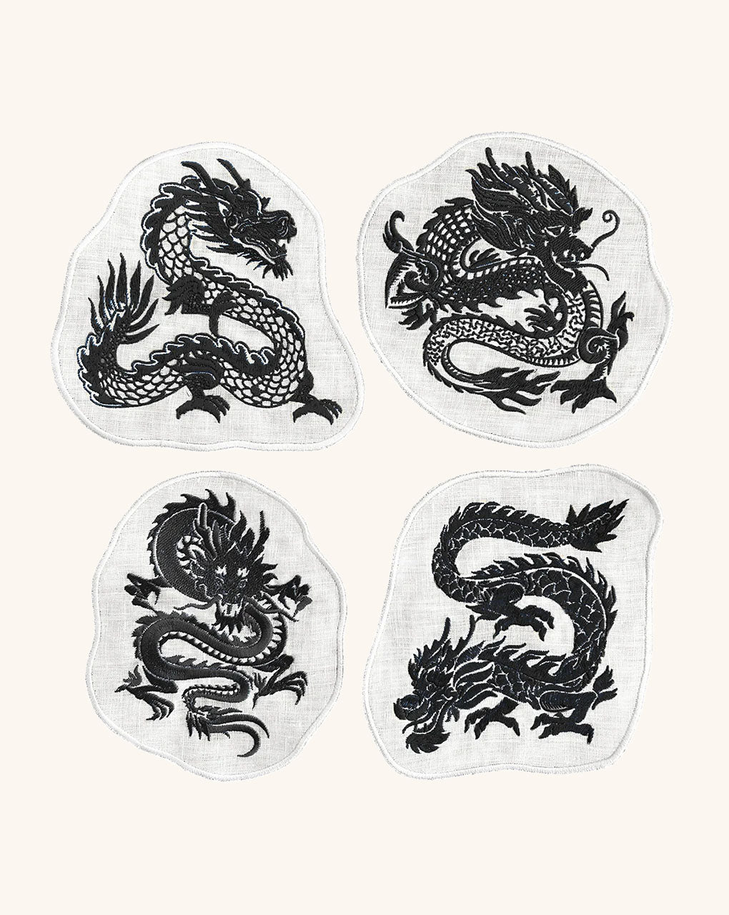 Cocteleras en Lino Blanco con Bordado de Dragón Negro. Set de 4