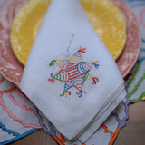 Servilletas Posada en Lino Blanco con Bordado de Piñata de Colores. Set de 4