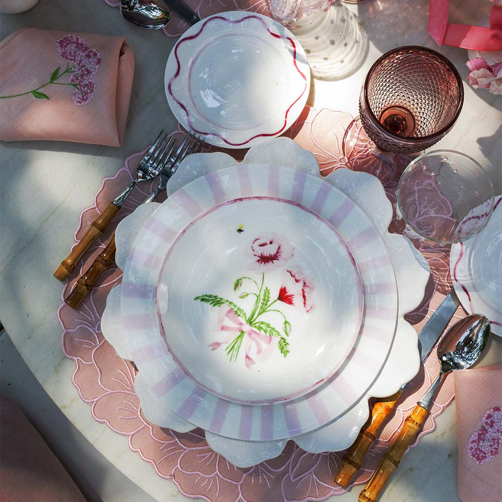PRETTY IN PINK ZASHPACK: Set con Individuales y Servilleta Bouquet  de Flor Rosa, Platos Trinche Candy Cane Rosa Claro y Platos para Ensalada con Claveles Rosas. Set para 4 personas