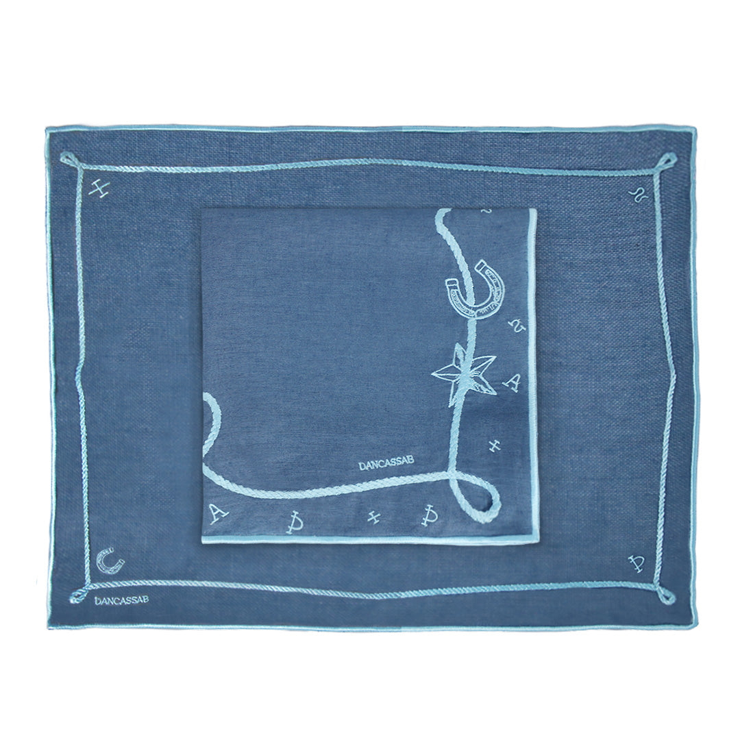 Set de Mantelería Cowgirl con individuales y servilletas en lino azul con motivos vaqueros bordados en azul turquesa, diseñados por Dan Cassab para Zash