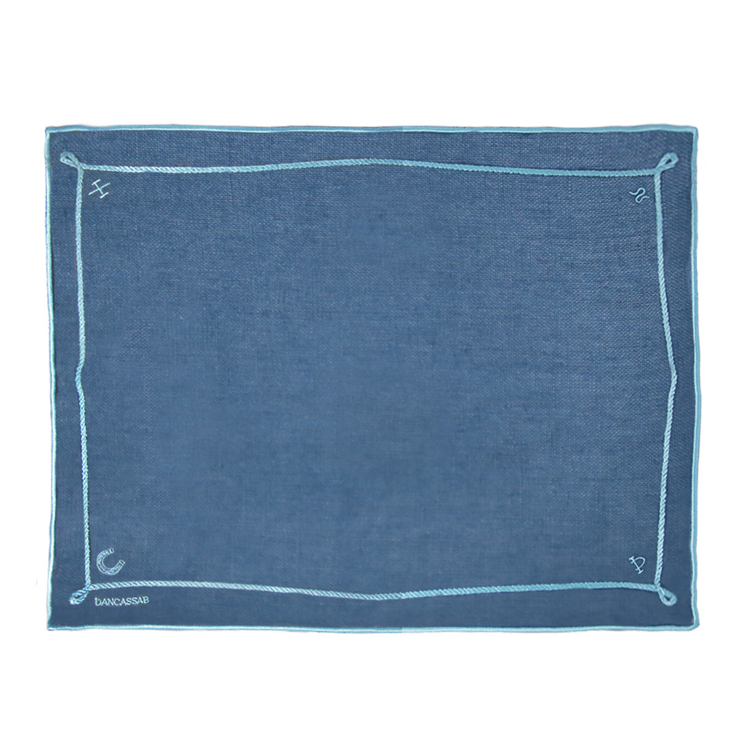 Mantel individual Cowgirl rectangular en lino azul con motivos vaqueros bordados en azul turquesa, diseñados por Dan Cassab para Zash