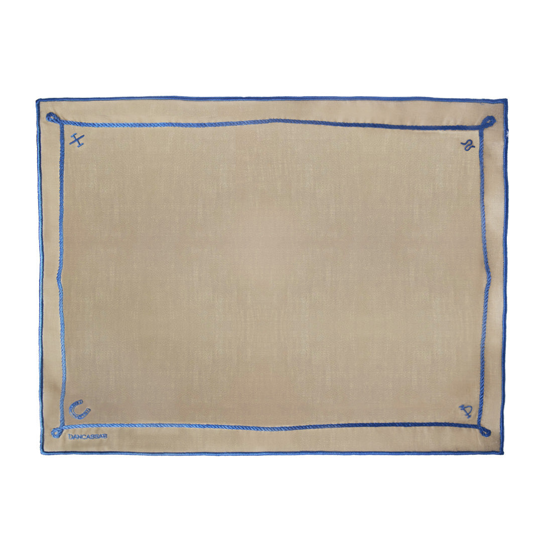 Mantel individual Cowgirl rectangular en lino caramel con motivos vaqueros bordados en azul, diseñados por Dancassab para Zash