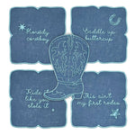 Set de servilletas cocteleras con frases de cowgirl y en forma de botas vaqueras, en lino azul rey con bordado en azul turquesa, marca Zash
