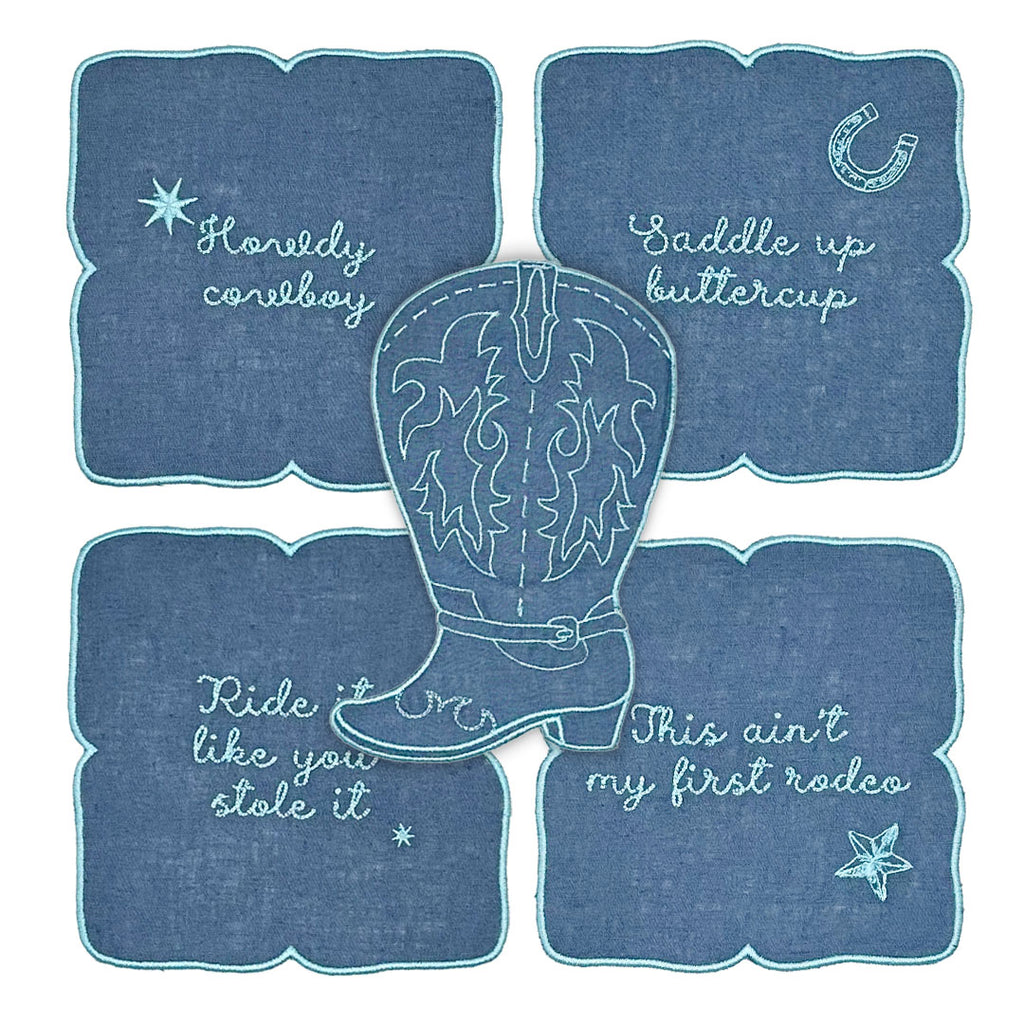 Set de servilletas cocteleras con frases de cowgirl y en forma de botas vaqueras, en lino azul rey con bordado en azul turquesa, marca Zash