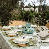 Mantelería Olivos con Individuales Blossom en Algodón Verde Olivo, Servilletas con Bordado de Aceitunas y Cocteleras con Bordado de Aceitunas en Lino Arena. Set para 4 personas