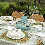 Mantelería Olivos con Individuales Blossom en Algodón Verde Olivo, Servilletas con Bordado de Aceitunas y Cocteleras con Bordado de Aceitunas en Lino Arena. Set para 4 personas